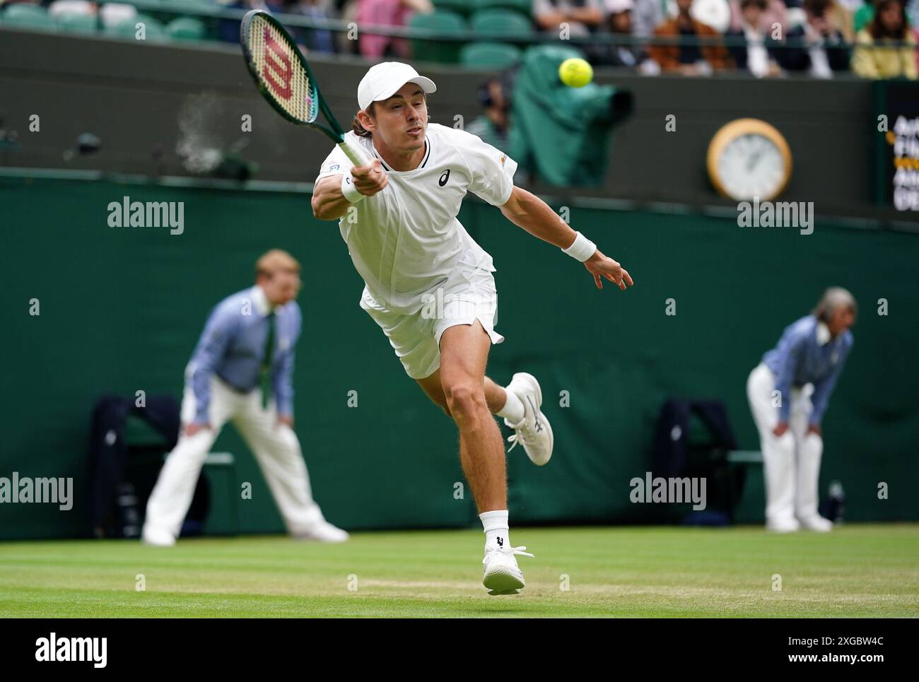 Alex de Minaur im Kampf gegen Arthur Fils (nicht abgebildet) am 8. Tag der Wimbledon Championships 2024 im All England Lawn Tennis and Croquet Club in London. Bilddatum: Montag, 8. Juli 2024. Stockfoto