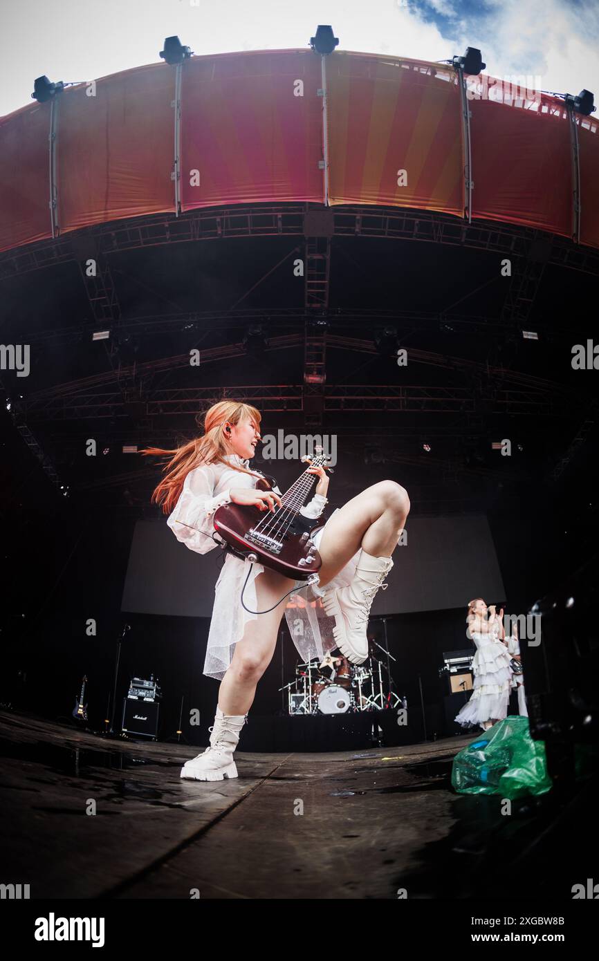 Roskilde, Dänemark. Juli 2024. Die japanische Heavy-Metal-Band Lovebites gibt ein Live-Konzert während des dänischen Musikfestivals Roskilde Festival 2024 in Roskilde. Stockfoto