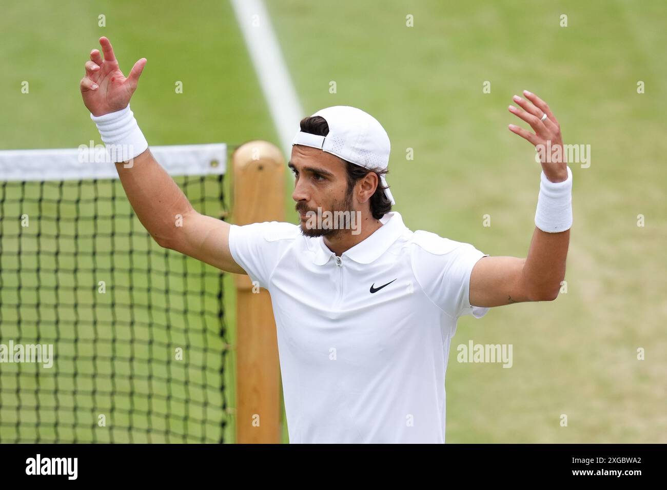 Lorenzo Musetti feiert den Sieg gegen Giovanni Mpetshi Perricard (nicht abgebildet) am 8. Tag der Wimbledon Championships 2024 im All England Lawn Tennis and Croquet Club in London. Bilddatum: Montag, 8. Juli 2024. Stockfoto