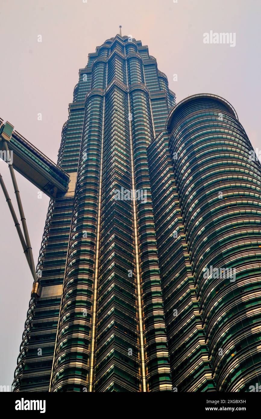 Die Petronas Towers, auch bekannt als Petronas Twin Towers, sind ein miteinander verbundenes Paar von 88-stöckigen Hochhäusern in Kuala Lumpur, Malaysia Stockfoto