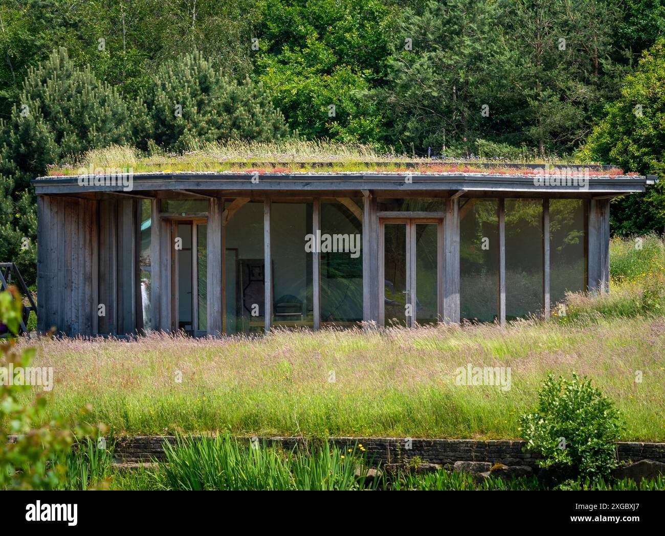 Die Lodge. Ein teilweise achteckiges, aus Eiche gerahmtes Gebäude mit einem Wohndach in den Harlow Carr Gardens. North Yorkshire. UK Stockfoto