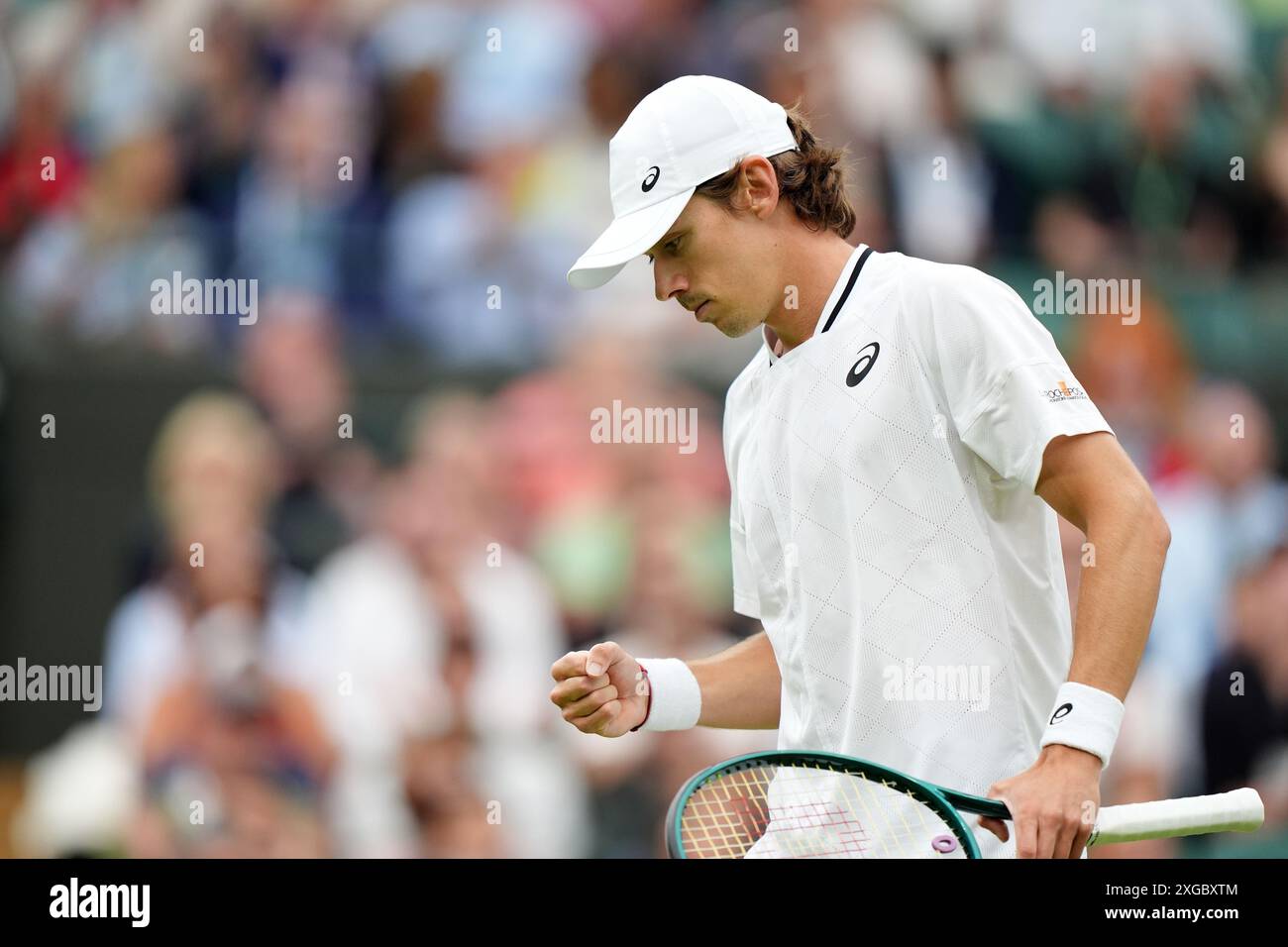 Alex de Minaur reagierte darauf, nachdem er am 8. Tag der Wimbledon Championships 2024 im All England Lawn Tennis and Croquet Club in London einen Punkt gegen Arthur Fils gewonnen hatte. Bilddatum: Montag, 8. Juli 2024. Stockfoto
