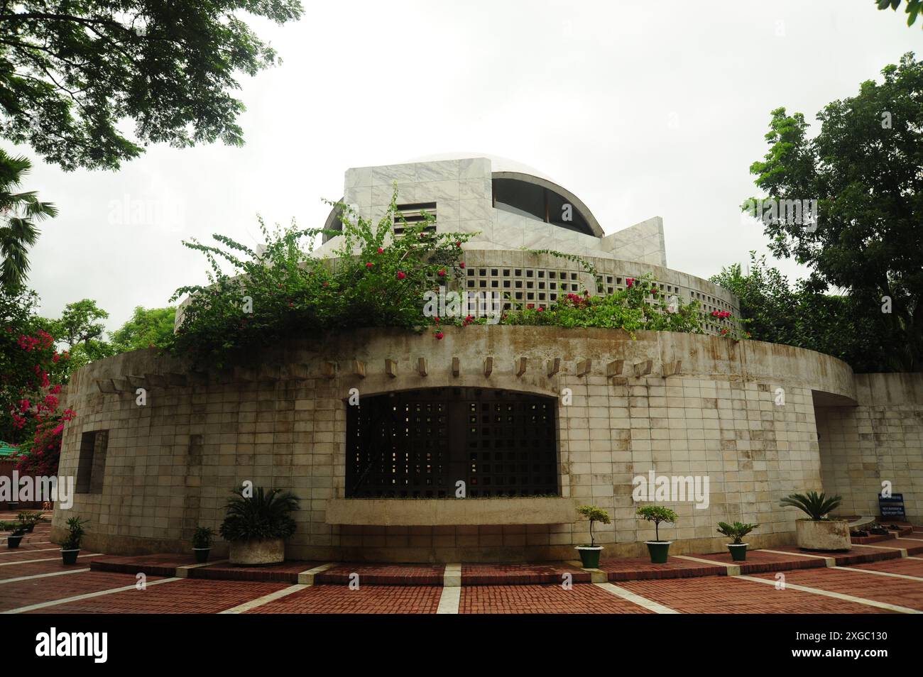 Das Mausoleum von Bangabandhu Sheikh Mujibur Rahman (Bengalisch বঙ্গবন্ধু শেখ মুজিবুর রহমানের সমাধিসৌধ) ist das Mausoleum von Scheich Mujibur Rahman Stockfoto