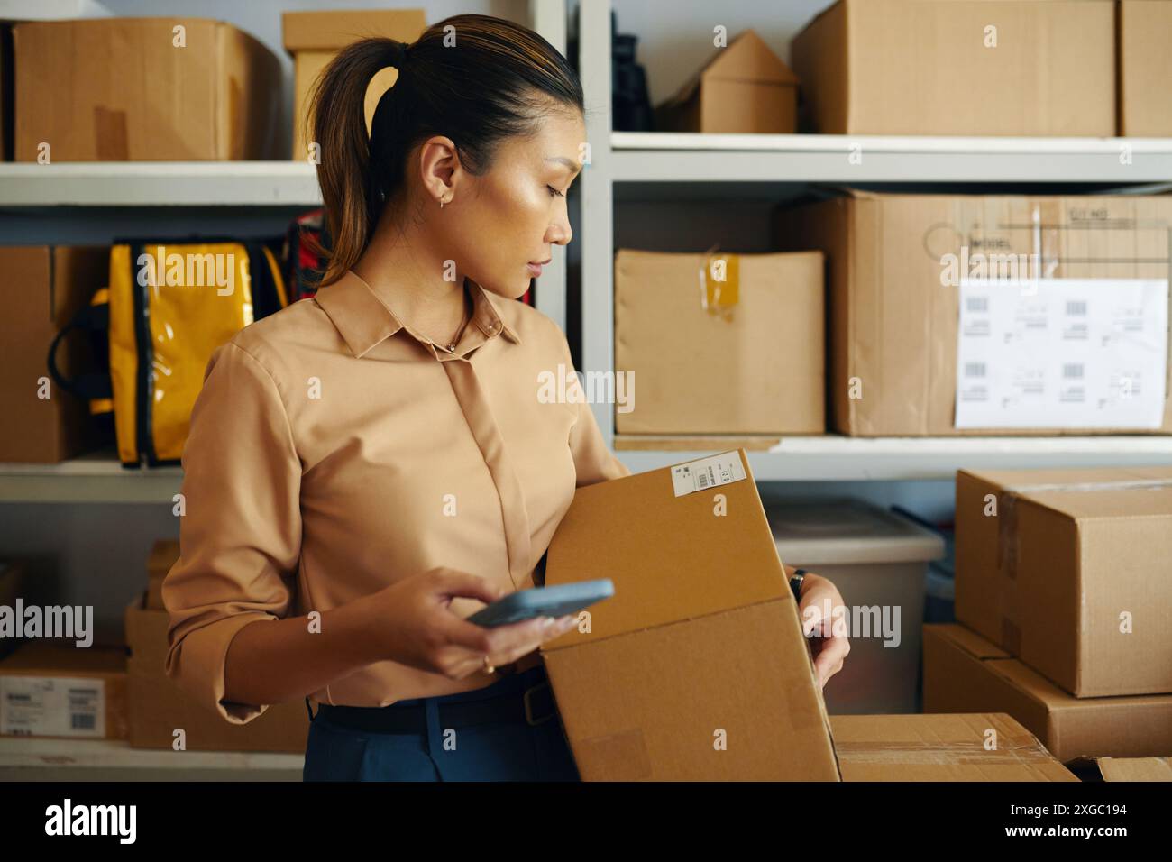 Frau Überprüft Den Barcode Auf Parcel Stockfoto