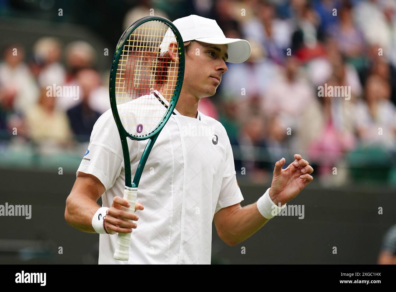 Alex de Minaur während seines Spiels gegen Arthur Fils (nicht abgebildet) am 8. Tag der Wimbledon Championships 2024 im All England Lawn Tennis and Croquet Club in London. Bilddatum: Montag, 8. Juli 2024. Stockfoto