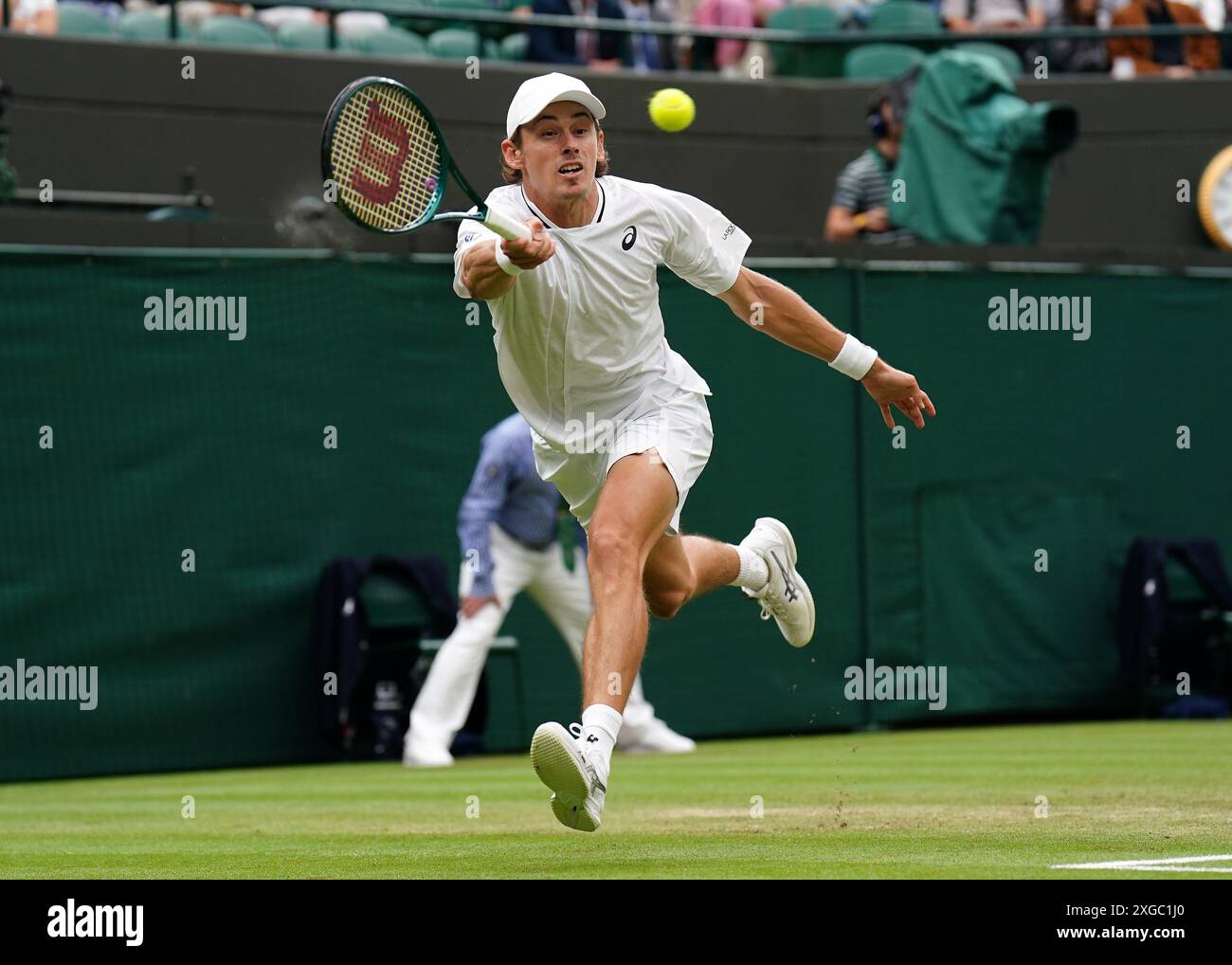 Alex de Minaur im Kampf gegen Arthur Fils (nicht abgebildet) am 8. Tag der Wimbledon Championships 2024 im All England Lawn Tennis and Croquet Club in London. Bilddatum: Montag, 8. Juli 2024. Stockfoto