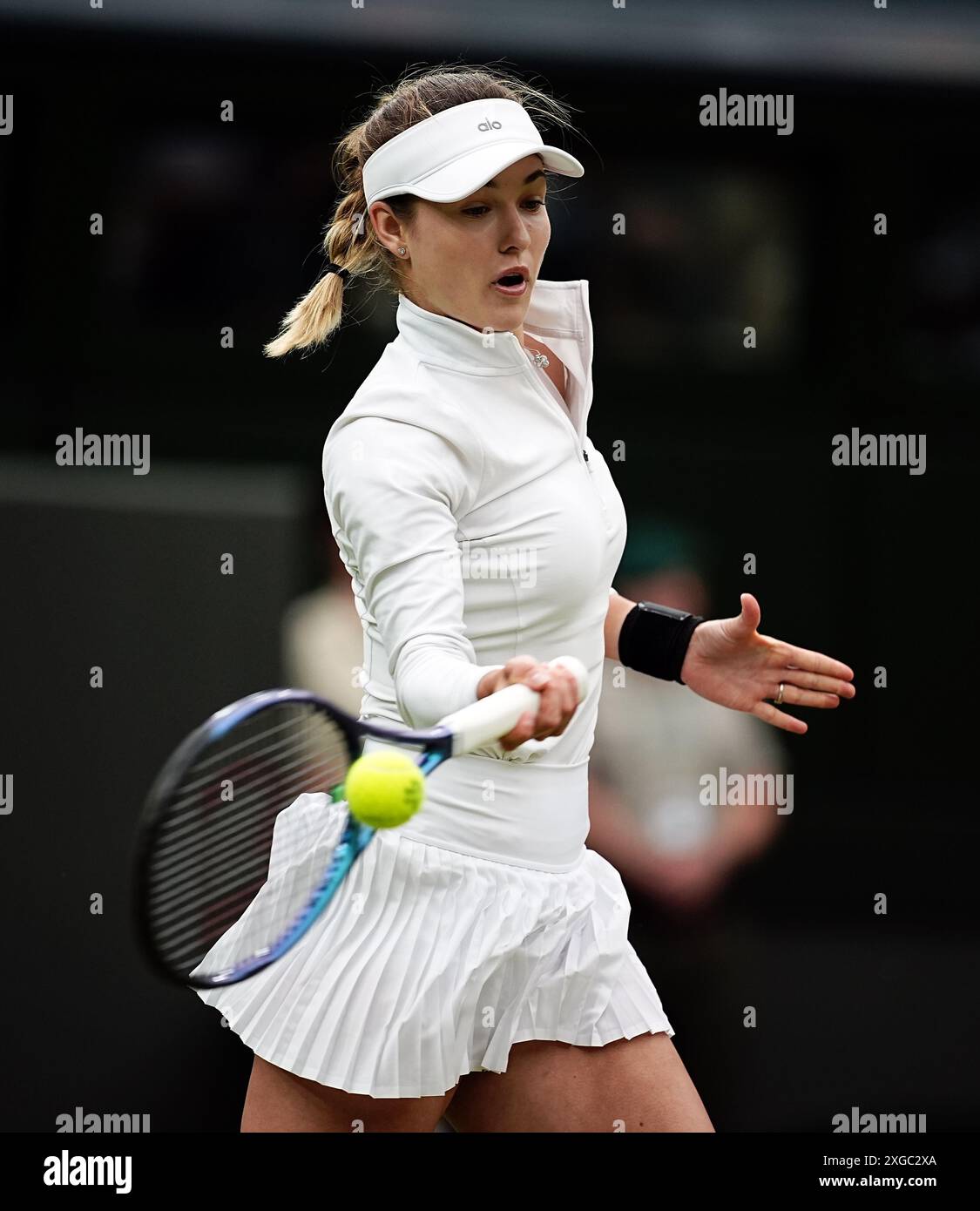 Anna Kalinskaya im Kampf gegen Elena Rybakina am 8. Tag der Wimbledon Championships 2024 im All England Lawn Tennis and Croquet Club in London. Bilddatum: Montag, 8. Juli 2024. Stockfoto