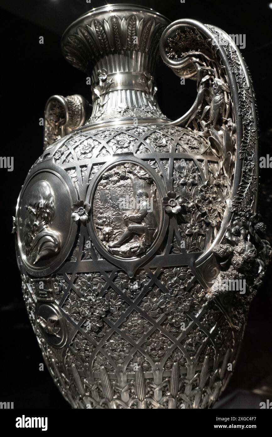 Ausstellung „Collecting Inspiration: Edward C. Moore at Tiffany & Co.“ im Metropolitan Museum of Art, New York City, USA 2024 Stockfoto