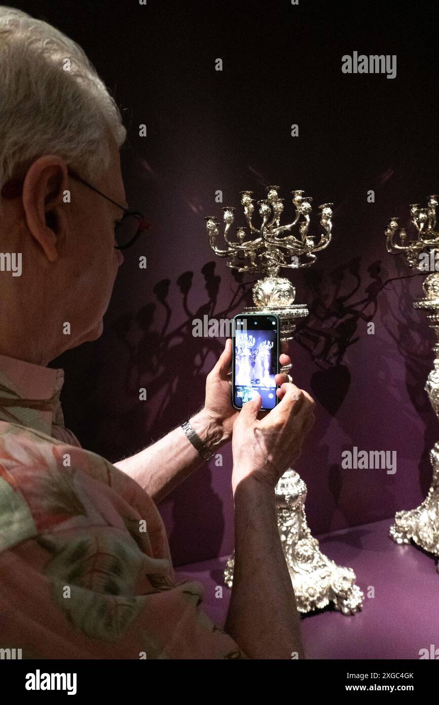 Ausstellung „Collecting Inspiration: Edward C. Moore at Tiffany & Co.“ im Metropolitan Museum of Art, New York City, USA 2024 Stockfoto