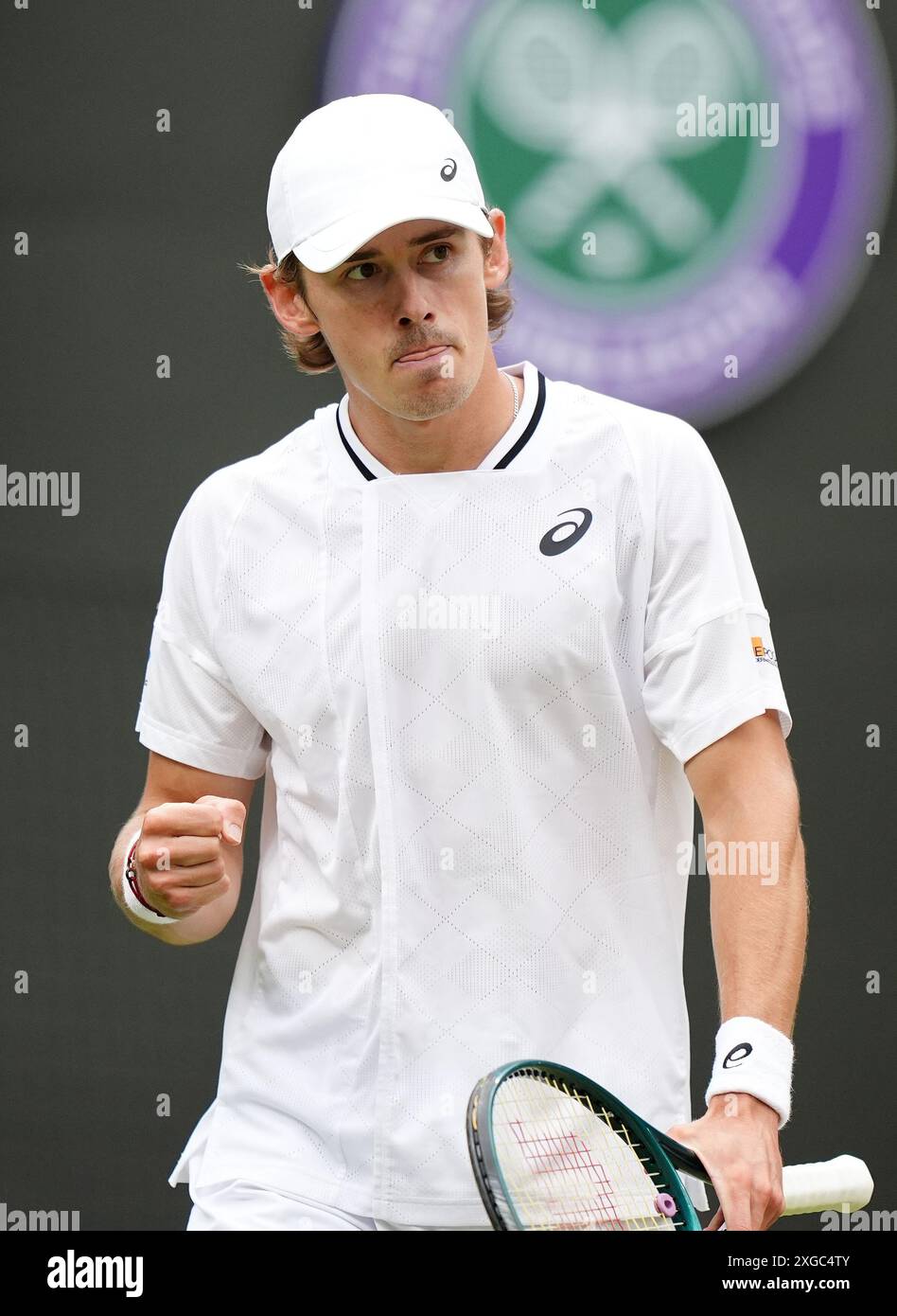 Alex de Minaur reagierte darauf, nachdem er am 8. Tag der Wimbledon Championships 2024 im All England Lawn Tennis and Croquet Club in London einen Punkt gegen Arthur Fils gewonnen hatte. Bilddatum: Montag, 8. Juli 2024. Stockfoto