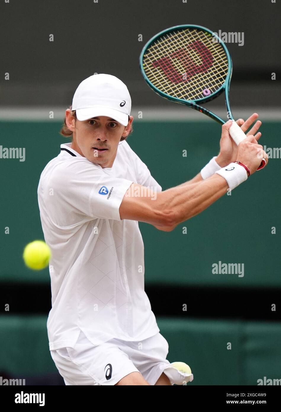 Alex de Minaur im Kampf gegen Arthur Fils (nicht abgebildet) am 8. Tag der Wimbledon Championships 2024 im All England Lawn Tennis and Croquet Club in London. Bilddatum: Montag, 8. Juli 2024. Stockfoto