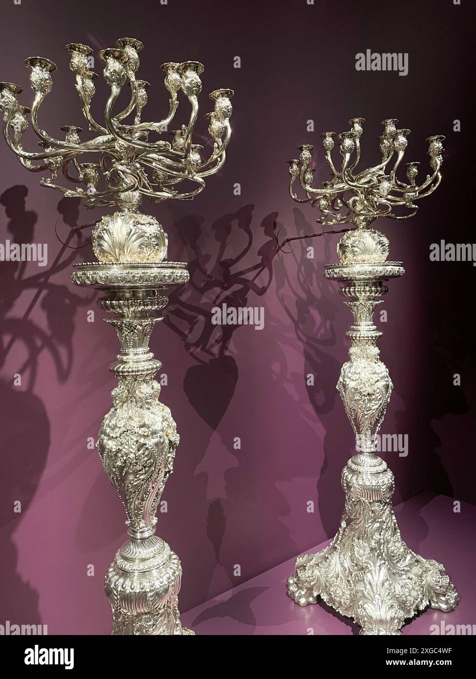 Ausstellung „Collecting Inspiration: Edward C. Moore at Tiffany & Co.“ im Metropolitan Museum of Art, New York City, USA 2024 Stockfoto