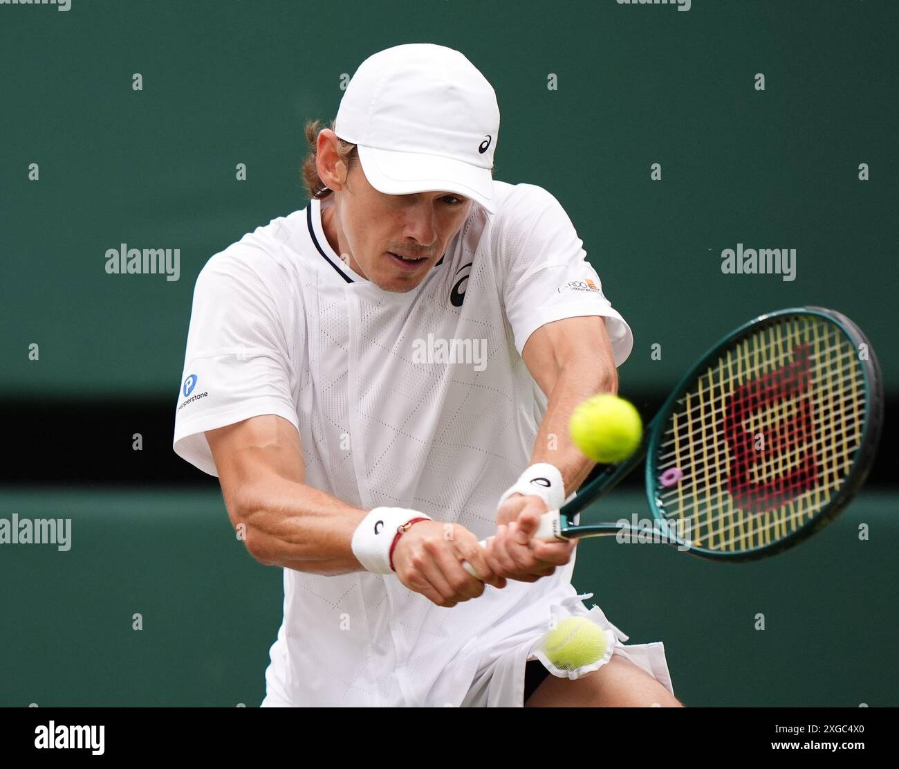 Alex de Minaur im Kampf gegen Arthur Fils (nicht abgebildet) am 8. Tag der Wimbledon Championships 2024 im All England Lawn Tennis and Croquet Club in London. Bilddatum: Montag, 8. Juli 2024. Stockfoto