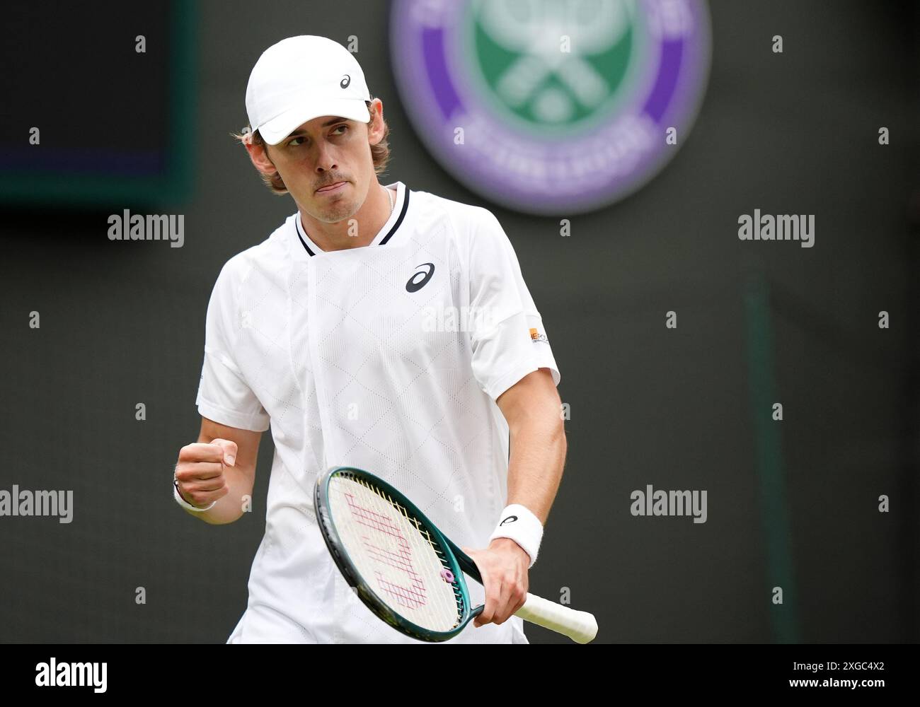 Alex de Minaur reagierte darauf, nachdem er am 8. Tag der Wimbledon Championships 2024 im All England Lawn Tennis and Croquet Club in London einen Punkt gegen Arthur Fils gewonnen hatte. Bilddatum: Montag, 8. Juli 2024. Stockfoto