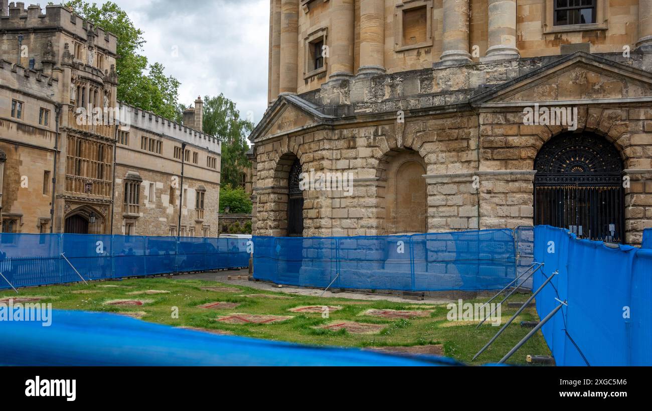 Oxford, 8. Juli 2024. Die Überreste des anti-israelischen Protestlagers um die Radcliffe Camera im Zentrum von Oxford wurden entfernt; das Land gehört der Universität Oxford und ist jetzt von temporären Zäunen umgeben. An der Stelle, an der jedes Zelt war, steht ein Brief, in dem die Botschaft "Palästina wird frei sein" geschrieben wird. Kredit: Martin Anderson Stockfoto