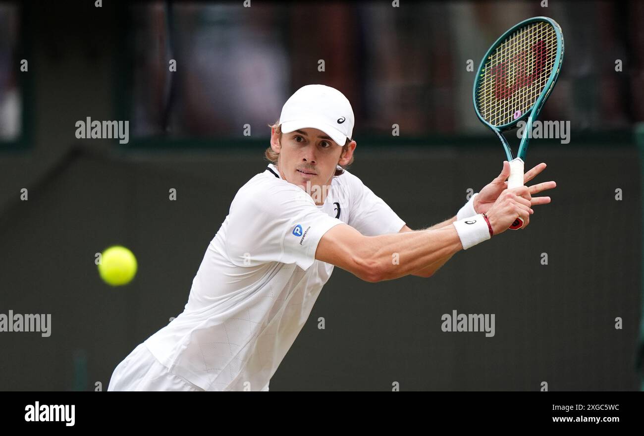 Alex de Minaur im Kampf gegen Arthur Fils (nicht abgebildet) am 8. Tag der Wimbledon Championships 2024 im All England Lawn Tennis and Croquet Club in London. Bilddatum: Montag, 8. Juli 2024. Stockfoto