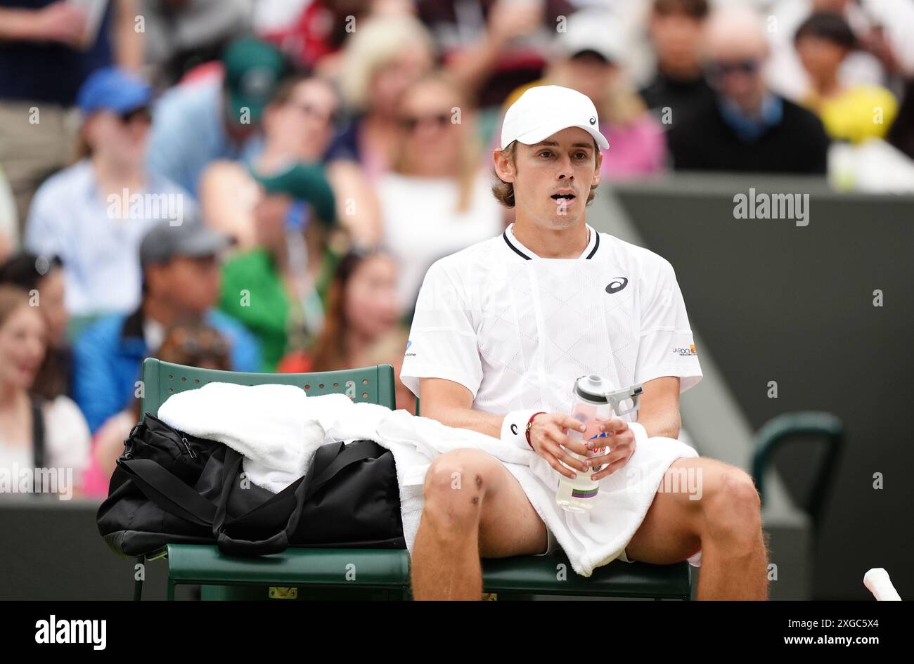 Alex de Minaur während seines Spiels gegen Arthur Fils (nicht abgebildet) am 8. Tag der Wimbledon Championships 2024 im All England Lawn Tennis and Croquet Club in London. Bilddatum: Montag, 8. Juli 2024. Stockfoto
