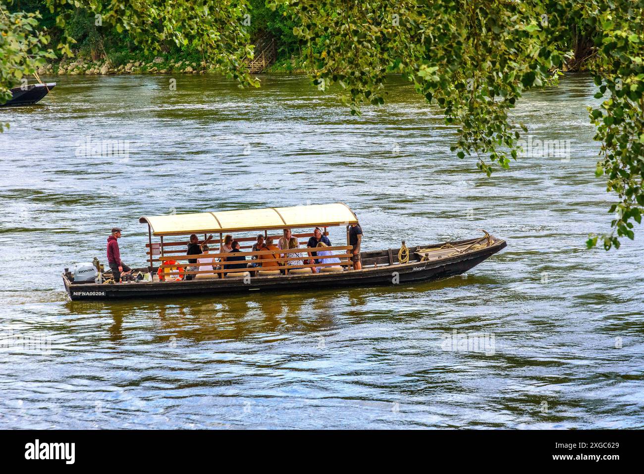 Traditionelles hölzernes Flussboot mit dem Namen Margot, umgebaut für den Personenverkehr mit Honda Außenbordon Loire - Tours, Indre-et-Loire (37), Frankreich. Stockfoto