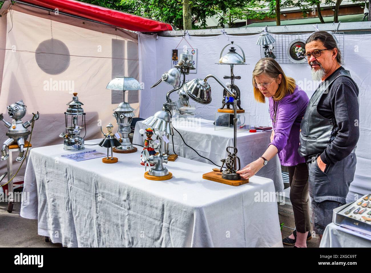 Künstler und Kunstwerke auf dem Montparnasse Sunday Art Market - Boulevard Edgard Quinet, Paris 75014, Frankreich. Stockfoto