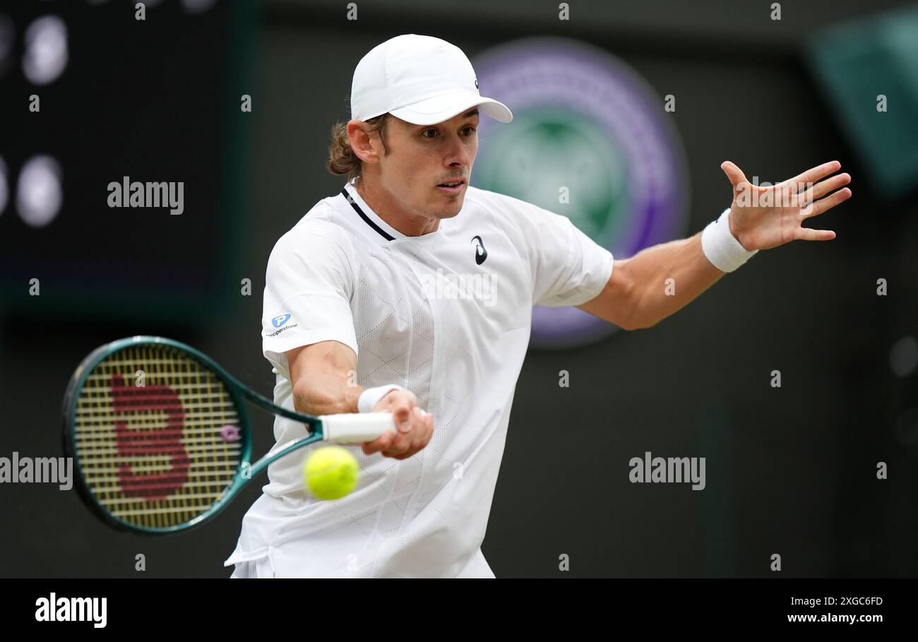 Alex de Minaur im Kampf gegen Arthur Fils (nicht abgebildet) am 8. Tag der Wimbledon Championships 2024 im All England Lawn Tennis and Croquet Club in London. Bilddatum: Montag, 8. Juli 2024. Stockfoto