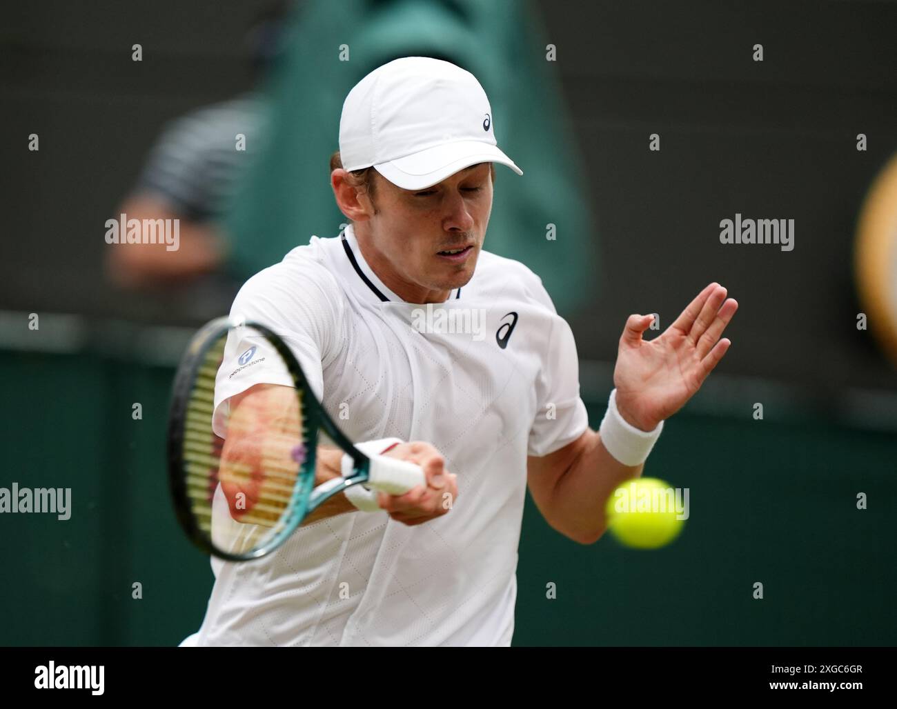 Alex de Minaur im Kampf gegen Arthur Fils (nicht abgebildet) am 8. Tag der Wimbledon Championships 2024 im All England Lawn Tennis and Croquet Club in London. Bilddatum: Montag, 8. Juli 2024. Stockfoto
