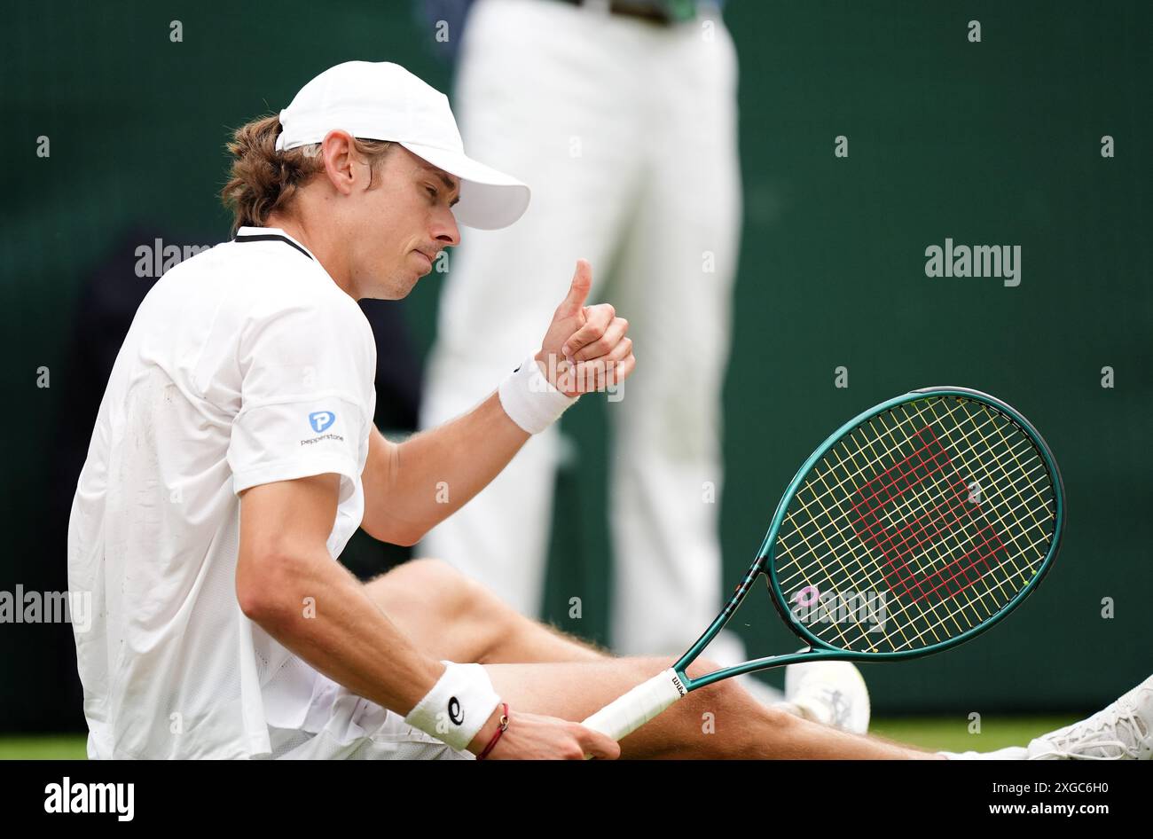 Alex de Minaur während seines Spiels gegen Arthur Fils (nicht abgebildet) am 8. Tag der Wimbledon Championships 2024 im All England Lawn Tennis and Croquet Club in London. Bilddatum: Montag, 8. Juli 2024. Stockfoto