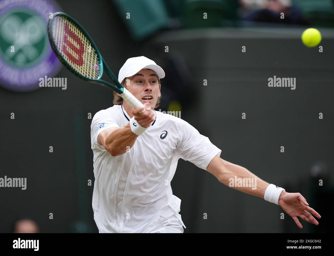 Alex de Minaur im Kampf gegen Arthur Fils (nicht abgebildet) am 8. Tag der Wimbledon Championships 2024 im All England Lawn Tennis and Croquet Club in London. Bilddatum: Montag, 8. Juli 2024. Stockfoto