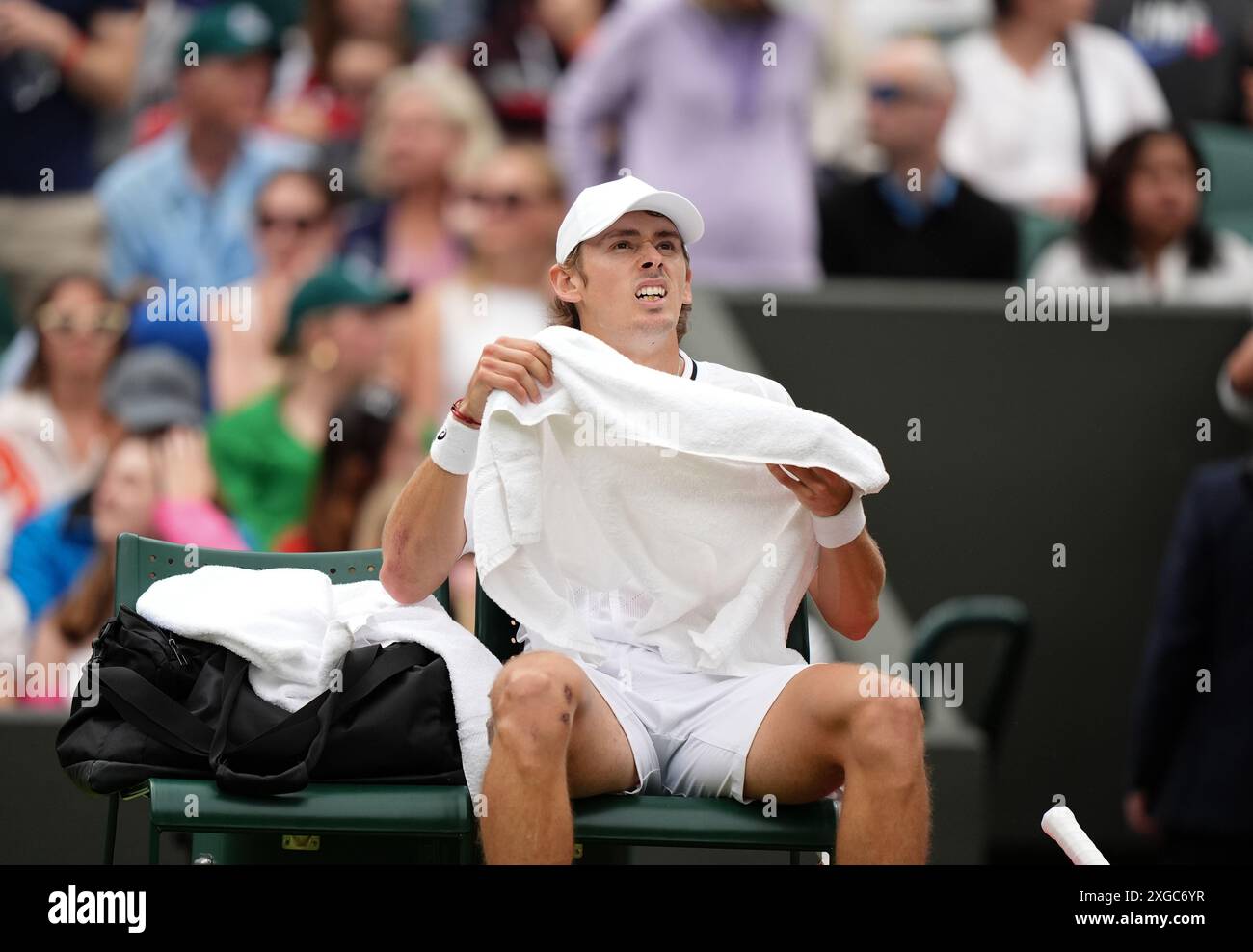 Alex de Minaur während seines Spiels gegen Arthur Fils (nicht abgebildet) am 8. Tag der Wimbledon Championships 2024 im All England Lawn Tennis and Croquet Club in London. Bilddatum: Montag, 8. Juli 2024. Stockfoto
