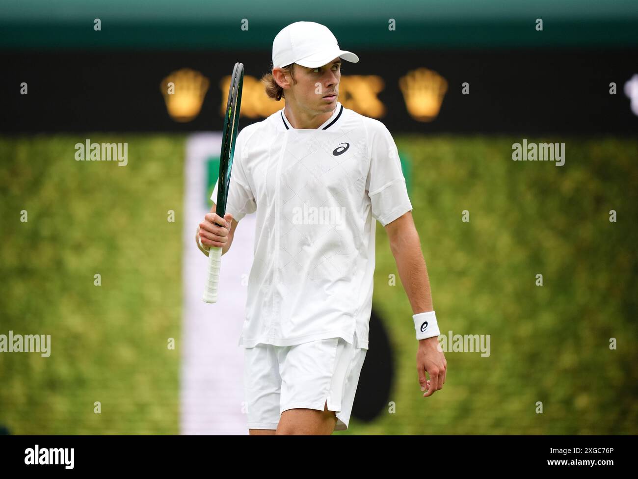 Alex de Minaur feiert nach dem Sieg des zweiten Satzes gegen Arthur Fils am 8. Tag der Wimbledon Championships 2024 im All England Lawn Tennis and Croquet Club in London. Bilddatum: Montag, 8. Juli 2024. Stockfoto