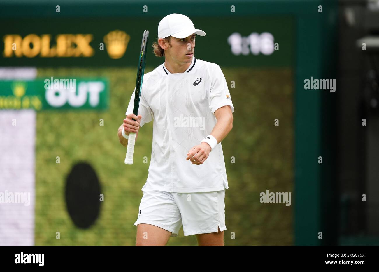 Alex de Minaur feiert nach dem Sieg des zweiten Satzes gegen Arthur Fils am 8. Tag der Wimbledon Championships 2024 im All England Lawn Tennis and Croquet Club in London. Bilddatum: Montag, 8. Juli 2024. Stockfoto