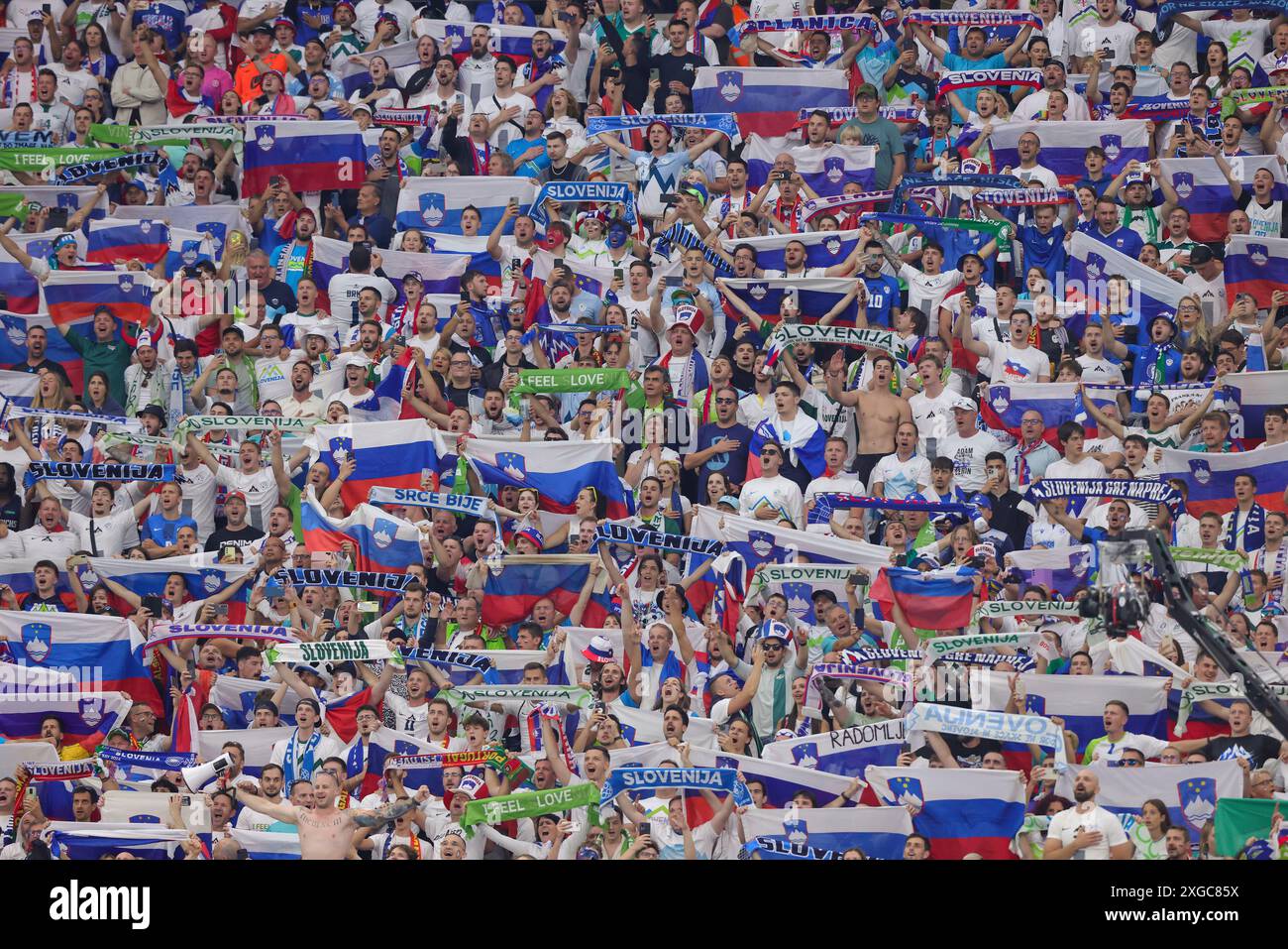 Frankfurt, Deutschland. Juli 2024. firo : 01.07.2024, Fußball: UEFA EURO 2024, EM, Europameisterschaft 2024, Achtelfinale 1/8, M41, Match 41, POR, Portugal - SLO, Slowenien Fans Slowenien Credit: dpa/Alamy Live News Stockfoto