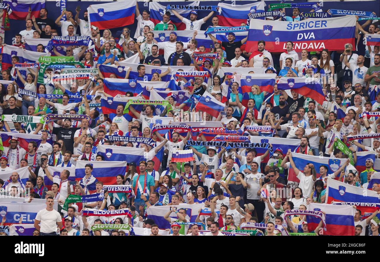 Frankfurt, Deutschland. Juli 2024. firo : 01.07.2024, Fußball: UEFA EURO 2024, EM, Europameisterschaft 2024, Achtelfinale 1/8, M41, Match 41, POR, Portugal - SLO, Slowenien Fans Slowenien Credit: dpa/Alamy Live News Stockfoto