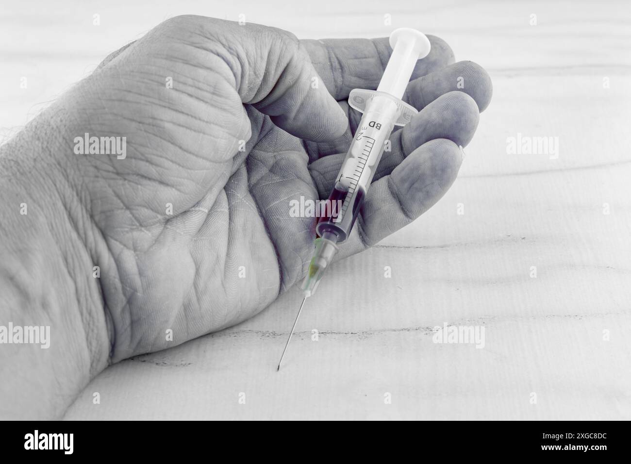 Fentanyl-Opioide Morphin Krak Medikamente und Medikamente ein Mann hält eine Spritze und steckt ihm eine Nadel in die Hand Stockfoto