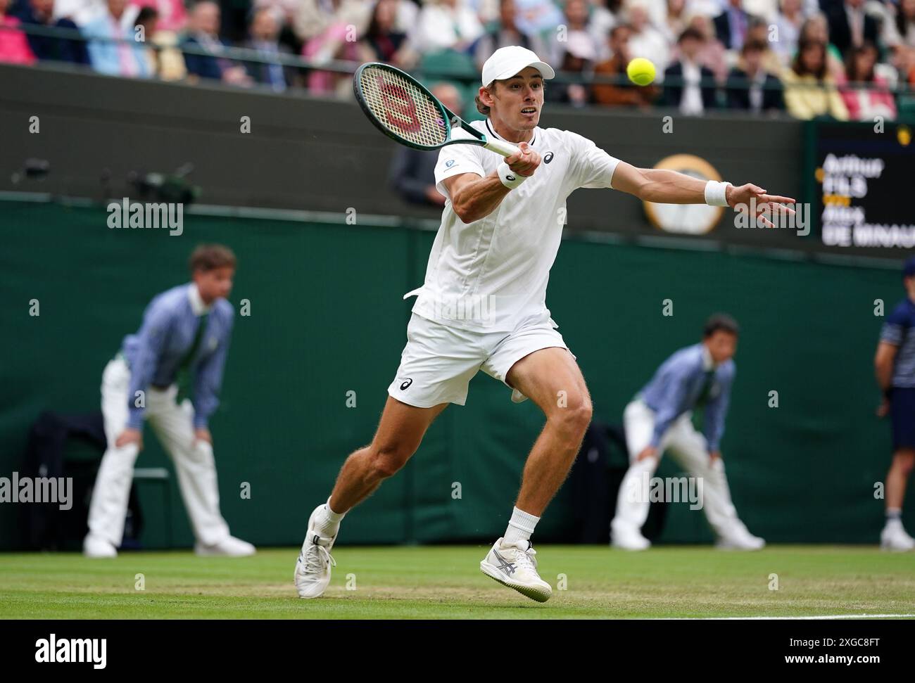 Alex de Minaur im Kampf gegen Arthur Fils (nicht abgebildet) am 8. Tag der Wimbledon Championships 2024 im All England Lawn Tennis and Croquet Club in London. Bilddatum: Montag, 8. Juli 2024. Stockfoto