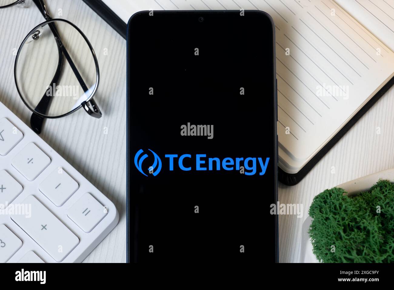 New York, USA – 11. Juni 2024: TC Energy Logo auf dem Telefonbildschirm, Firmensymbol. Stockfoto