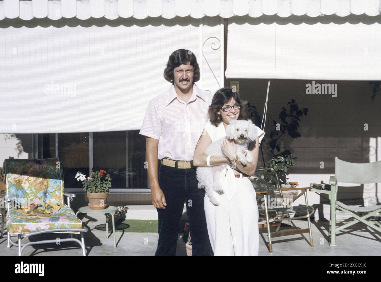 Junge Paare posieren mit ihrem Haustier Poodle, Santa Rosa, CA, 1976, USA Stockfoto