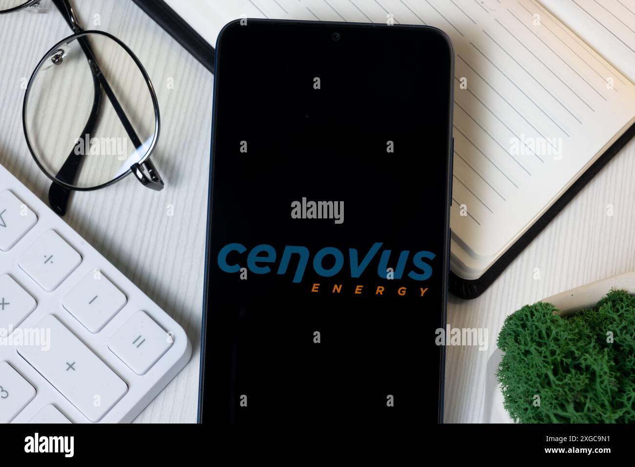 New York, USA – 11. Juni 2024: Cenovus Energy Logo auf dem Telefonbildschirm, Firmensymbol. Stockfoto