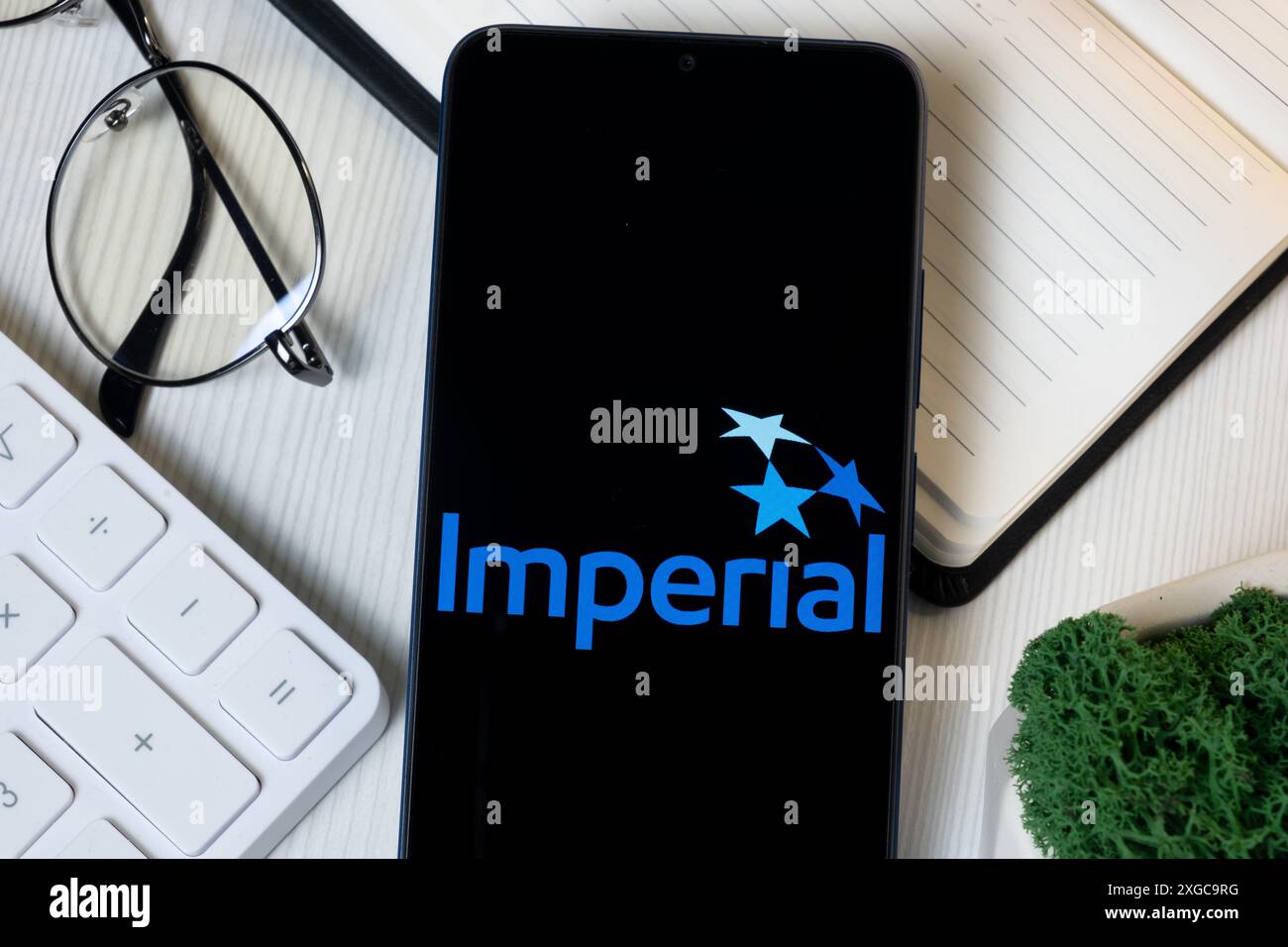 New York, USA – 11. Juni 2024: Imperial Oil Logo auf dem Telefonbildschirm, Firmensymbol. Stockfoto