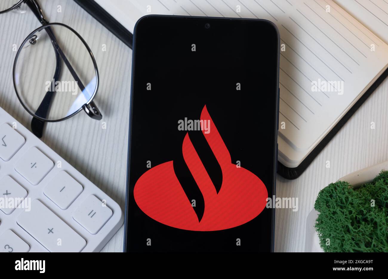 New York, USA – 11. Juni 2024: Logo von Banco Santander-Chile auf dem Telefonbildschirm, Firmensymbol. Stockfoto