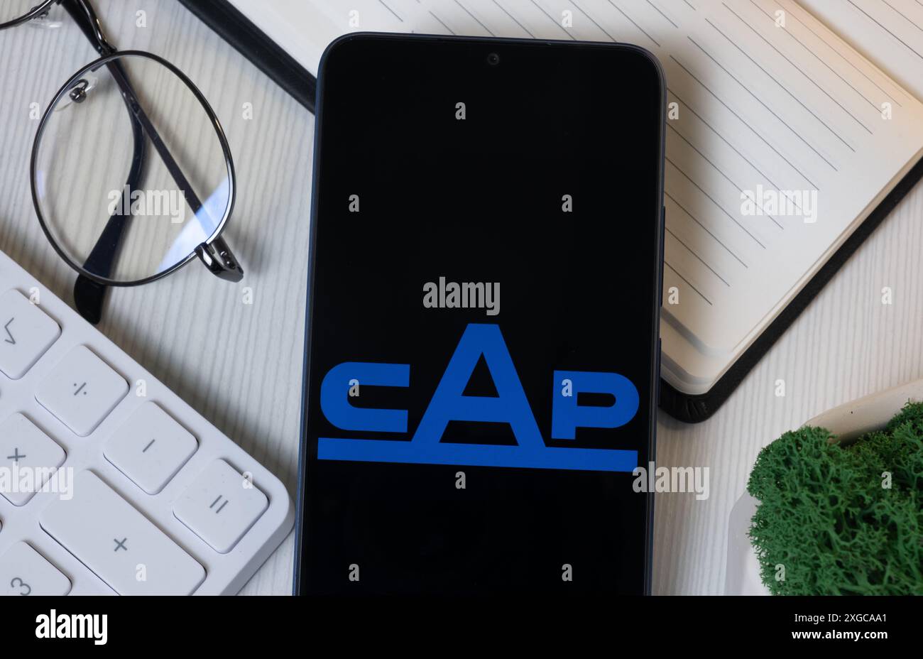 New York, USA – 11. Juni 2024: Compania de Acero Logo auf dem Telefonbildschirm, CAP Company Icon. Stockfoto