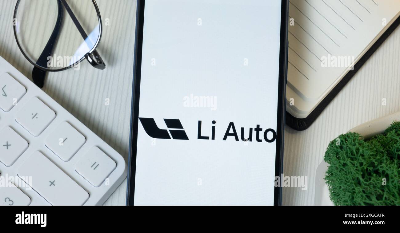 New York, USA – 11. Juni 2024: Li Auto Logo auf dem Telefonbildschirm, Firmensymbol. Stockfoto