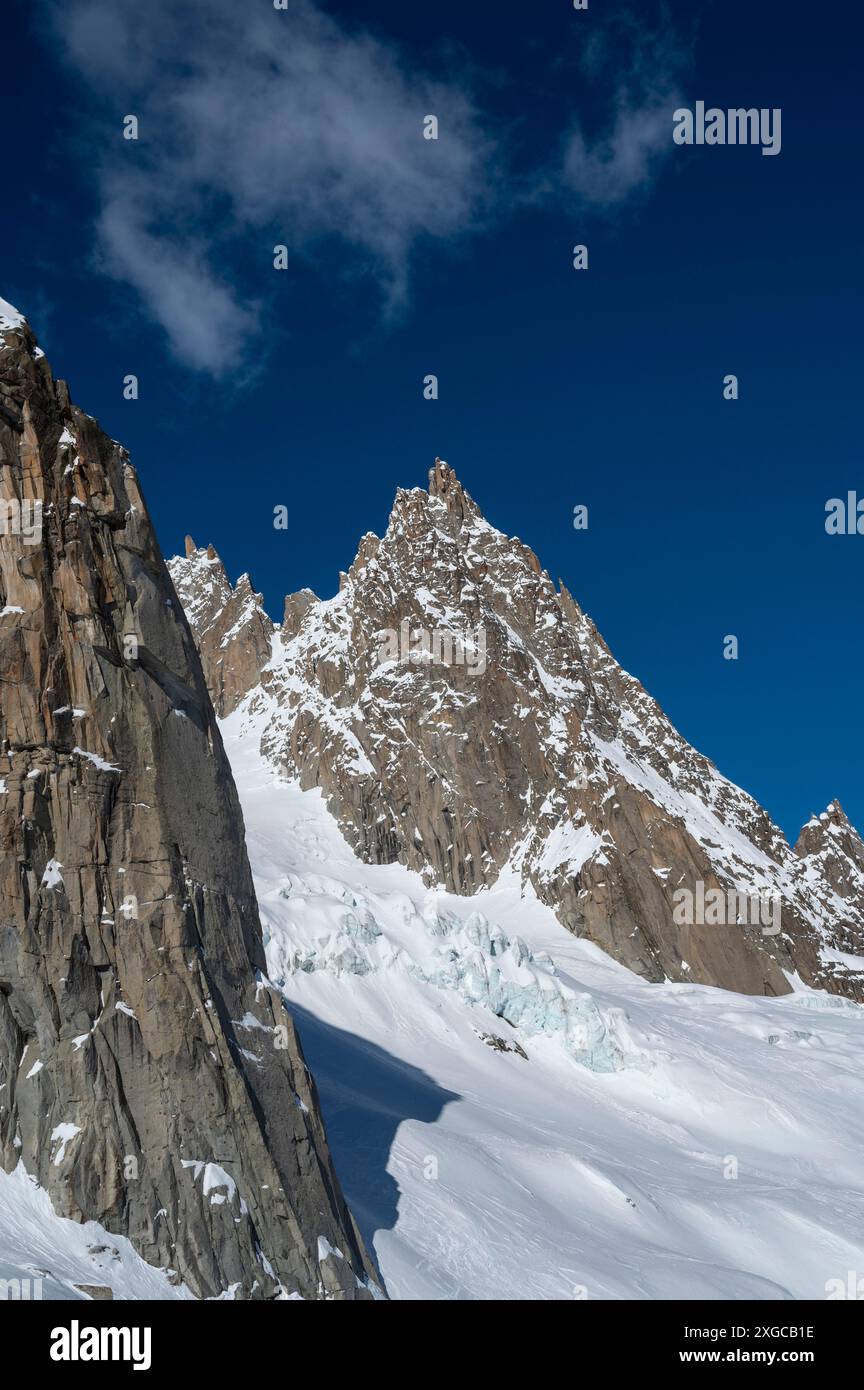 Frankreich, Haute Savoie, Mont Blanc Massif, Chamonix, Aiguille du Midi, Abfahrt des Vallée Blanche im Off-Piste-Skifahren, des Envers du Plan-Gletschers und des Dent du Requin Stockfoto