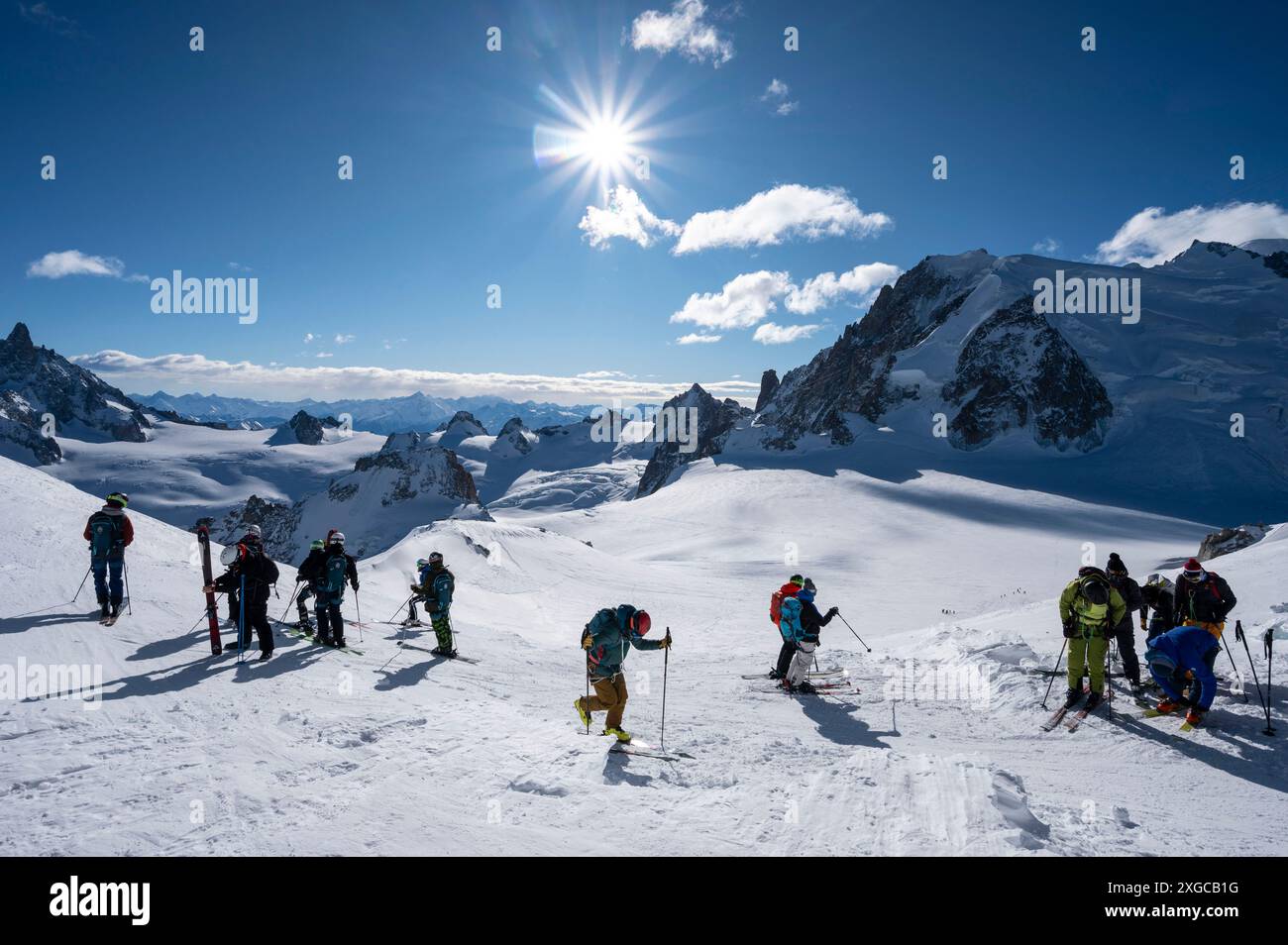 Frankreich, Haute Savoie, Mont Blanc Massif, Chamonix, Aiguille du Midi, Abfahrt des Vallée Blanche im Off-Piste-Skifahren, Skifahrer setzen ihre Ski am Fuße des Berges Stockfoto