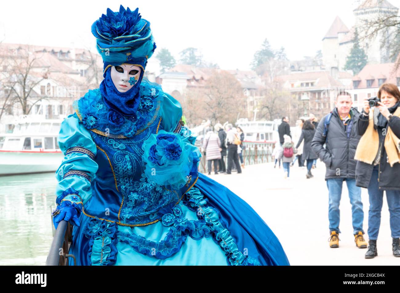 Frankreich, Haute Savoie, Annecy, venezianischer Karneval, Fleur Bleue Kostüm auf dem Quai Napoléon vor der Mündung des Thiou-Kanals Stockfoto