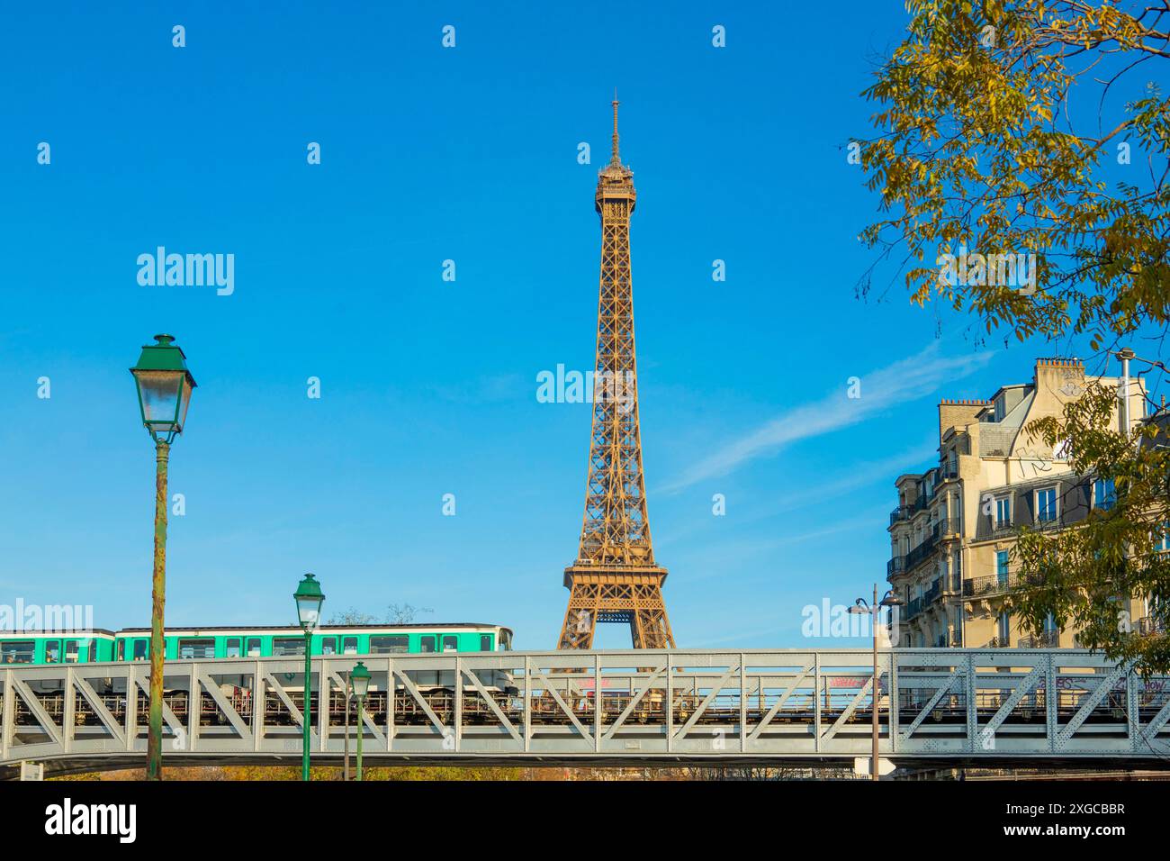 Frankreich, Paris, Bir-Hakeim-Brücke, U-Bahn-Linie 6 und Eiffelturm Stockfoto