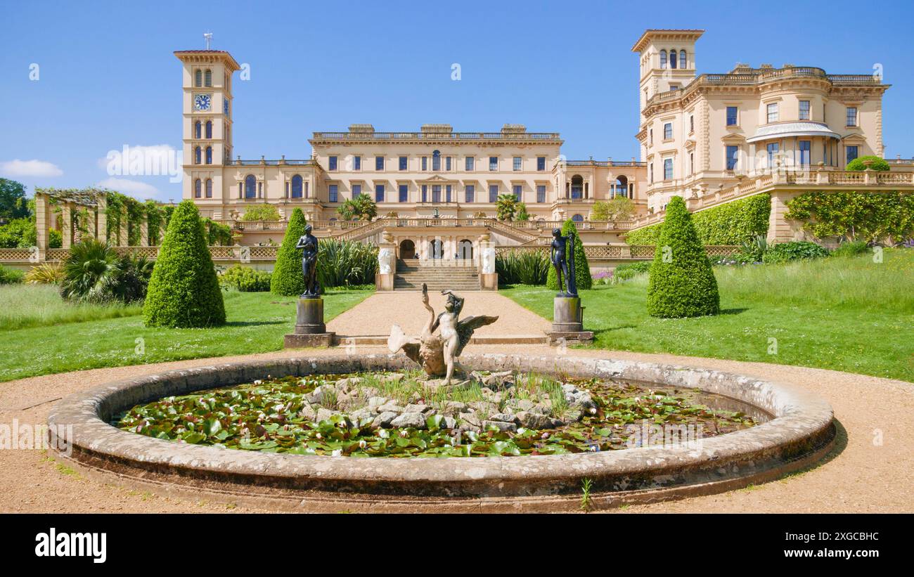 Isle of Wight Osborne House Isle of Wight East Cowes Isle of Wight England Großbritannien GB Europa - Seerosenteich und Terrassengärten von Osborne House Stockfoto