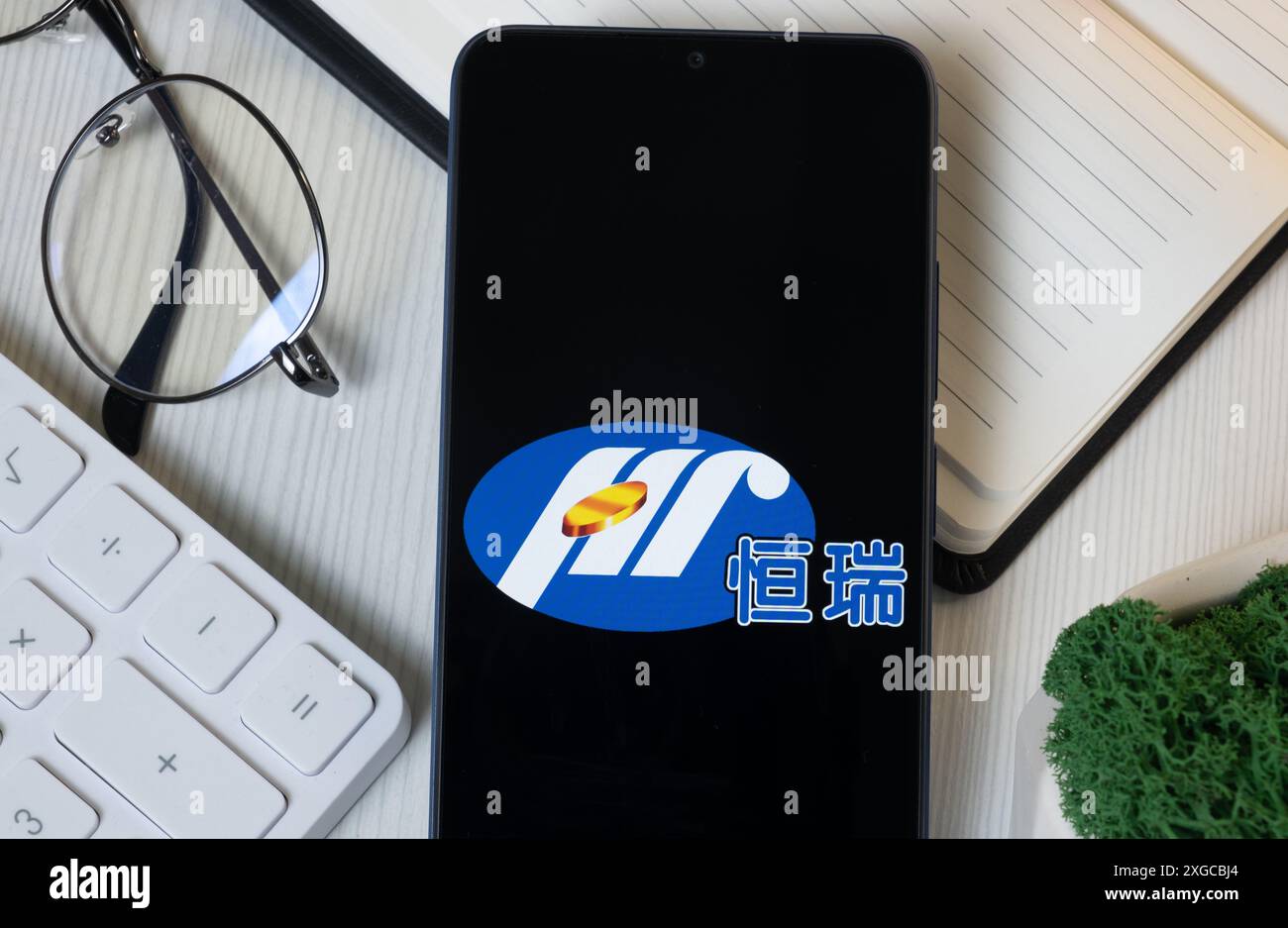 New York, USA – 11. Juni 2024: Logo von Jiangsu Hengrui Medicine auf dem Telefonbildschirm, Firmensymbol. Stockfoto