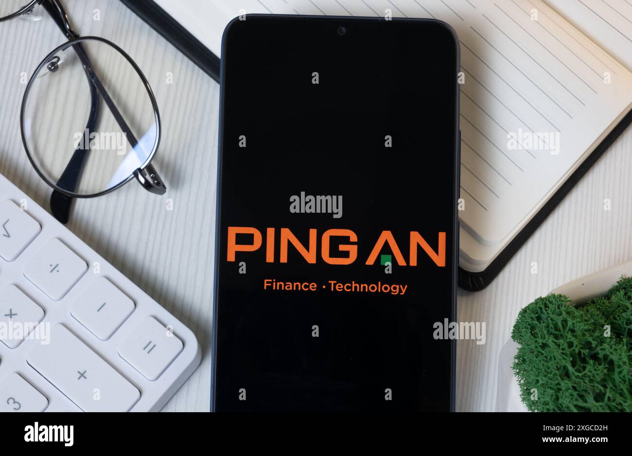 New York, USA – 11. Juni 2024: Ping an Insurance Logo on Phone Screen, Company icon. Stockfoto New York, USA – 11. Juni 2024: Ping an Insurance Logo on Phone Screen, Company icon. Stockfoto