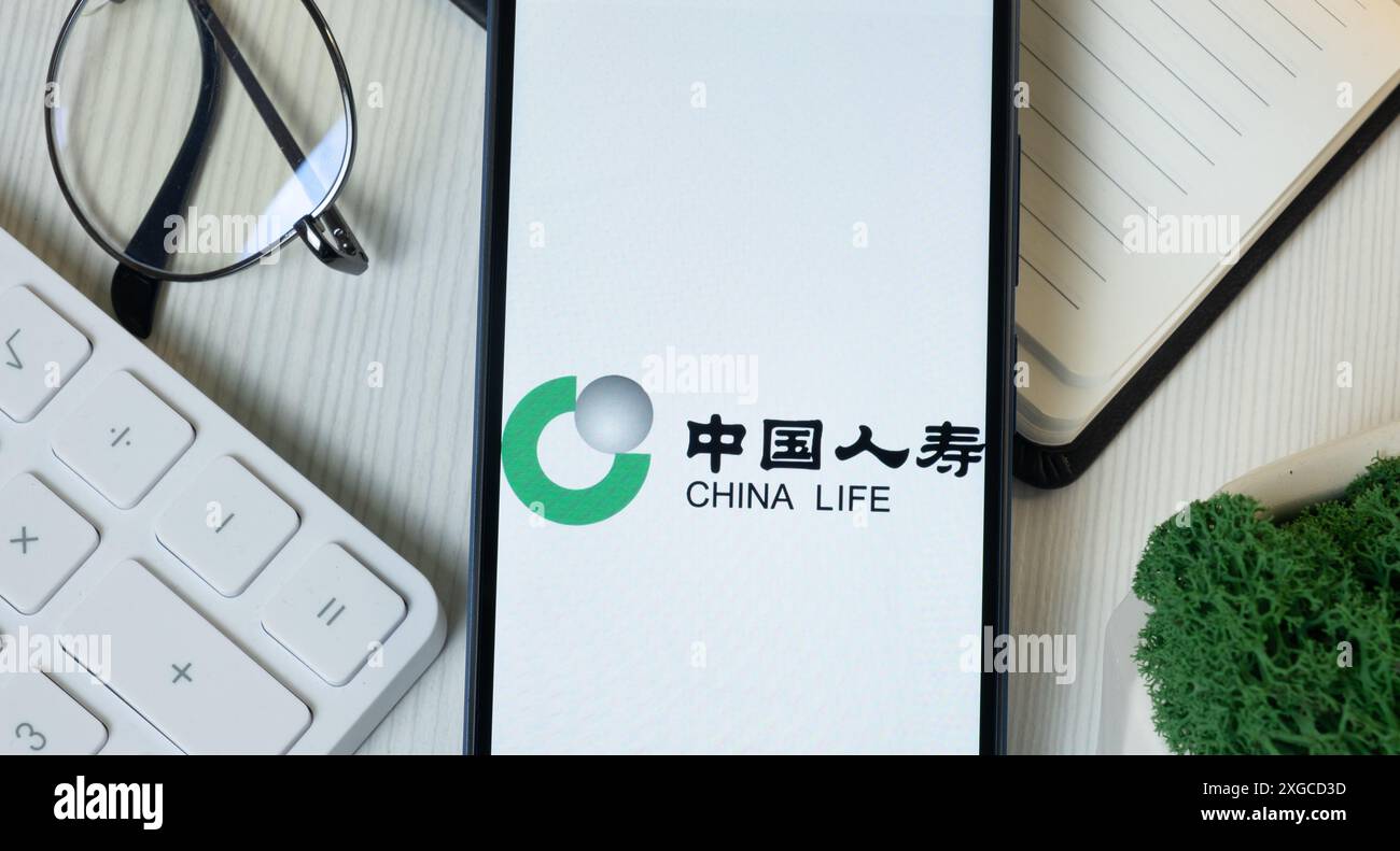 New York, USA – 11. Juni 2024: China Life Insurance Logo auf dem Telefonbildschirm, Firmensymbol. Stockfoto New York, USA – 11. Juni 2024: China Life Insurance Logo auf dem Telefonbildschirm, Firmensymbol. Stockfoto