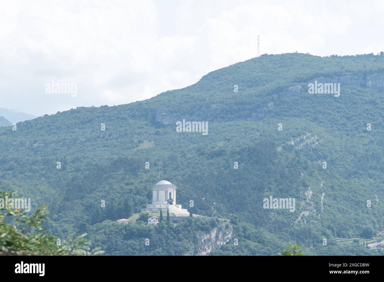 Sacrario militare di Castel Dante (Ossuar des Castel Dante) enthält 20.000 italienische und Österreich-ungarische Soldaten, die im Ersten Weltkrieg gefallen sind Stockfoto